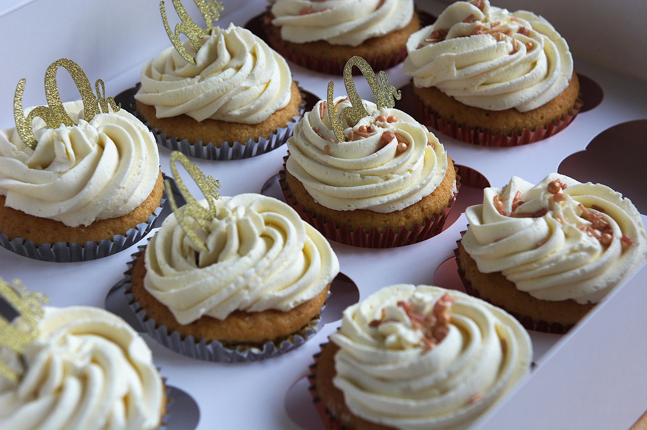 cupcakes, dessert, cream, sweet, baking, box, sugary, treats, snacks