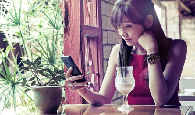 sad status, nice picture, beautiful sister, pretty, vietnamese, women, cafe, to drink, cocktails, phone, social network, wifi, internet, bored, waiting, alone, cafe, wifi, wifi, wifi, wifi, wifi, waiting