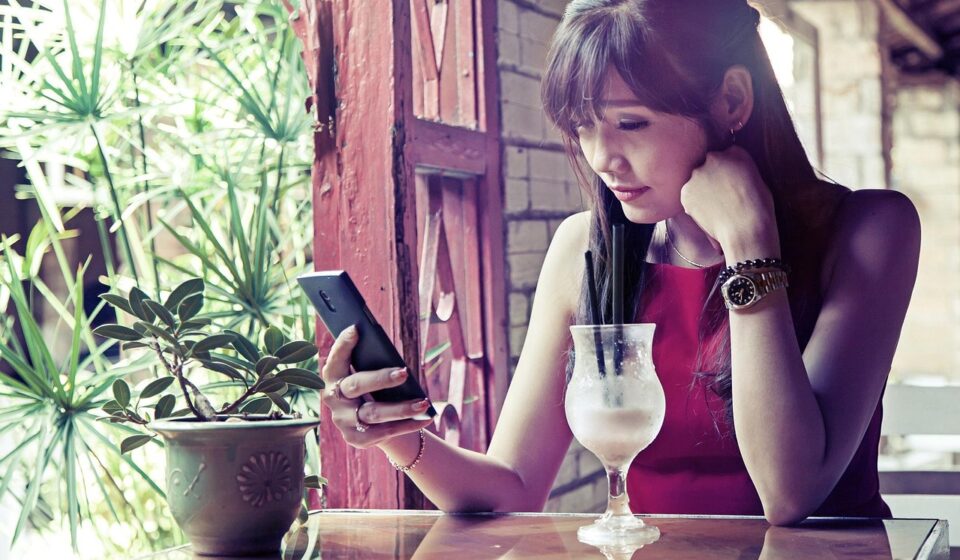 sad status, nice picture, beautiful sister, pretty, vietnamese, women, cafe, to drink, cocktails, phone, social network, wifi, internet, bored, waiting, alone, cafe, wifi, wifi, wifi, wifi, wifi, waiting