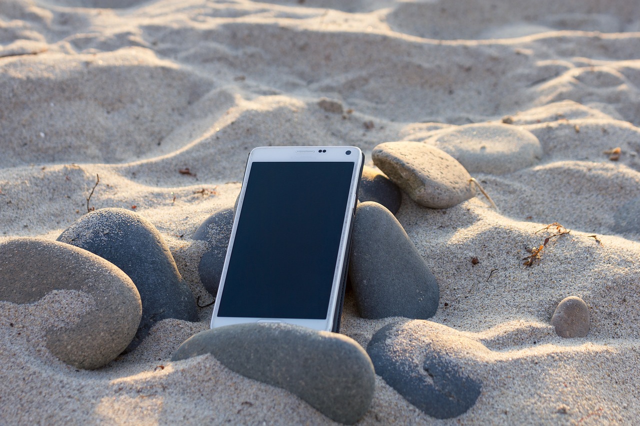cell, phone, mobile, business, technology, communication, message, call, screen, wireless, cellular, cellphone, contact, communicate, telephone, digital, modern, white, portable, conversation, sms, smart phone, display, sand, rocks, outdoor, nature, stones, beach, gray business, gray beach, gray technology, gray phone, gray mobile, gray community, gray digital, gray communication, gray company, gray conversation, gray rock, gray smartphone, gray telephone, gray sand, gray stone